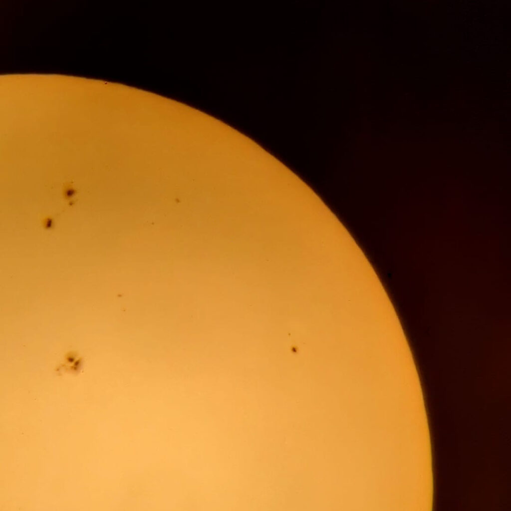 Sonnenflecken in Weißlicht beobachten mit einem alten Refraktor. © Hannes Hase-Bergen