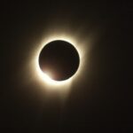 2006 fand in der Türkei eine totale Sonnenfinsternis statt. Auf dem Foto bildet die Korona einen Strahlenkranz um die verfinsterte Sonne. Foto © Arthur Weber