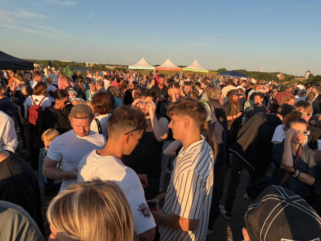 Während der Sonnenfinsternis war der Platz voll. Foto: Norbert Thönsen