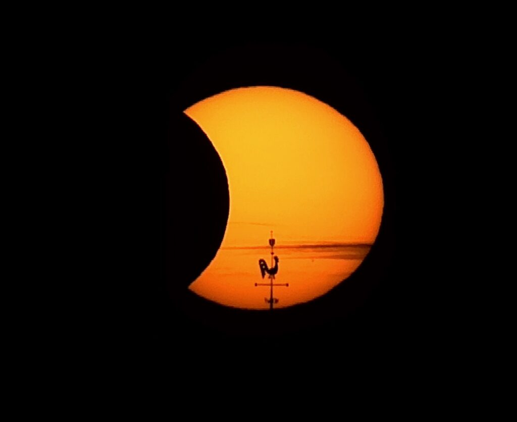 In Bad Salzuflen hatte unser Mitglied Oliver Schneider Glück und erwischte noch den Kirchturm vor der Sonne.